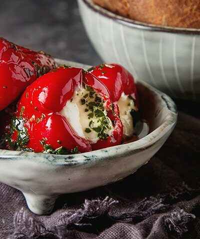 Πιπεριές με Γέμιση Τυροκαυτερή σε Λάδι